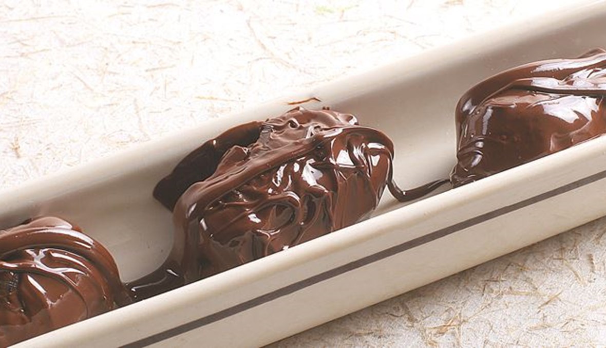 التمر المغطّى بالشوكولا... مذاق رائع (فيديو)