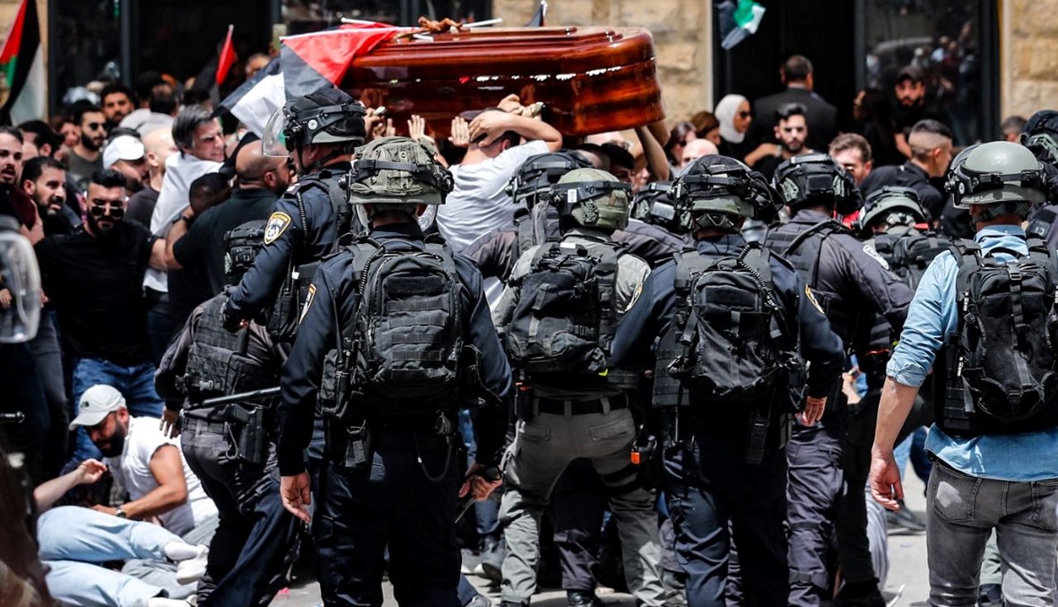 وداع "أخت كلّ الفلسطينيّين" الصحافية شيرين أبو عاقلة... الشرطة الإسرائيليّة تقتحم مستشفى في القدس قبل إخراج نعشها (فيديو وصور)