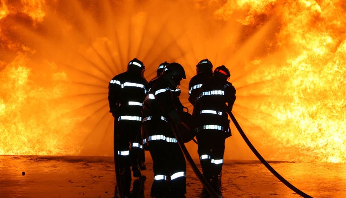 كاميرا تمكّن رجال الإطفاء من رؤية الضحايا خلف النيران