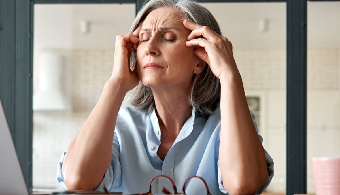 في أي عمر تبدأ مرحلة انقطاع الطمث بأعراضها الأولى؟