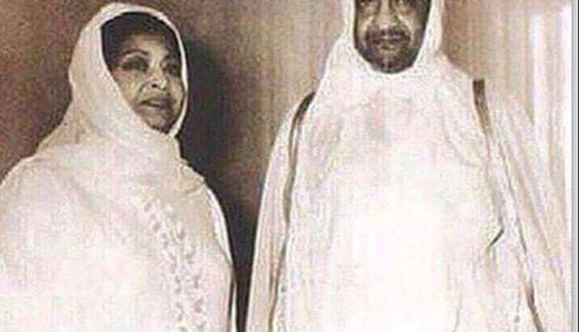 أم كلثوم وعبدالحليم حافظ بملابس الإحرام في لقطات نادرة (صور)